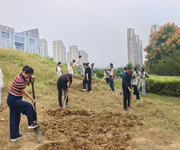 第二临床医学院组织师生开展秋季耕种劳...